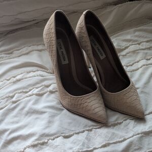 Steve Madden Women's Beige Pointed Toe Pumps